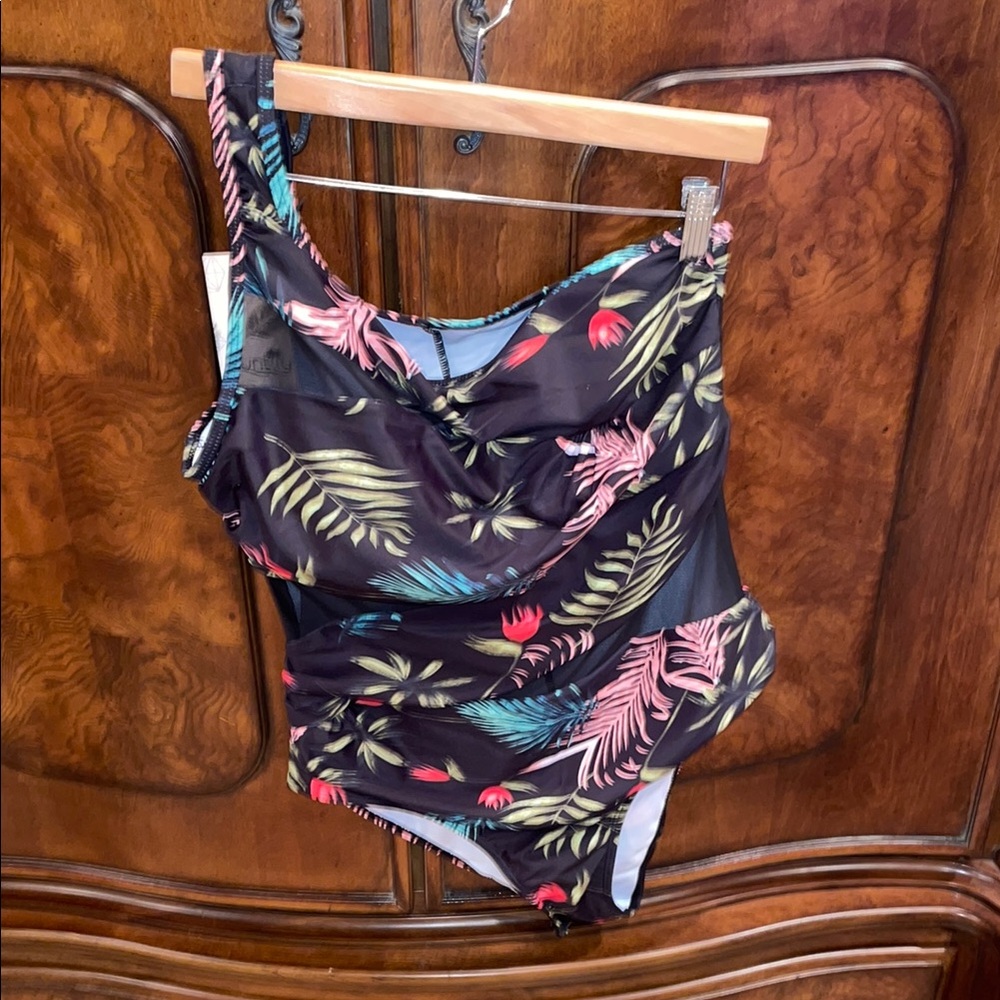 NWT Women’s Runtlly XXL Black w/ Leaves One Piece
